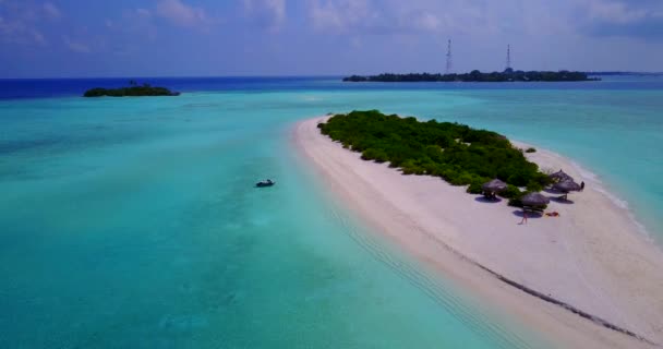 Luchtfoto Van Het Tropische Eiland Met Wit Zandstrand Palmbomen Turquoise — Stockvideo