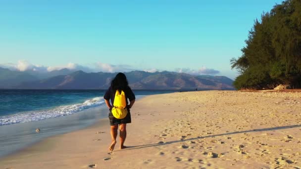 Frau Mit Rucksack Spaziert Strand — Stockvideo