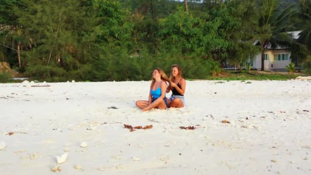 Mladá krásná fena přátelé baví na pláži v blízkosti oceánu, cestovní koncept video