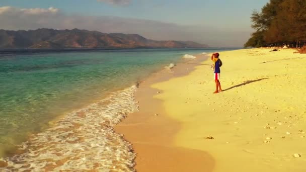 Junger Fischer Mit Rute Strand Des Ozeans Beim Orangefarbenen Sonnenuntergang — Stockvideo