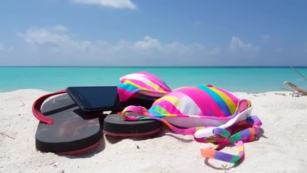 Slippers Met Bikini Smartphone Het Strand Prachtige Natuur Van Maleisië — Stockvideo