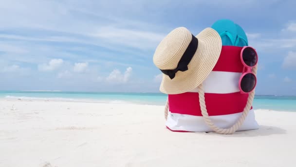 Sombrero Paja Con Chanclas Gafas Sol Bolsa Playa Costa Relajación — Vídeos de Stock