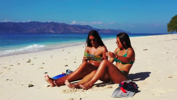 Belas Mulheres Jovens Banhos Sol Praia Tropical — Vídeo de Stock