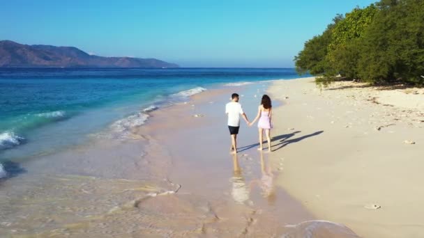 Sommerliches Freizeitkonzept Junges Paar Beim Spazierengehen Tropischen Sandstrand — Stockvideo