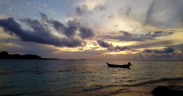 Маленькая Лодка Драматическим Закатом Летний Пейзаж Бали Индонезия — стоковое видео