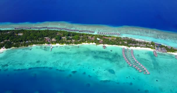 Sommerferienort Mit Gemütlichen Gebäuden Zwischen Grünen Bäumen Aussichtsreiche Aussicht Auf — Stockvideo