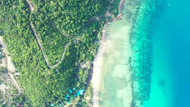 Villaları Kıyı Şeridi Boyunca Uzanan Egzotik Bir Tatil Adasının Havadan — Stok video