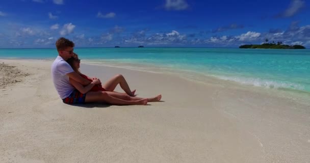 Pareja Romántica Playa Tropical — Vídeo de stock