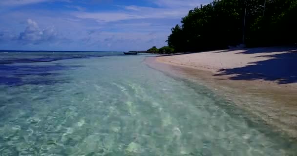 ビーチで穏やかな海の水 タイへの夏の旅 — ストック動画