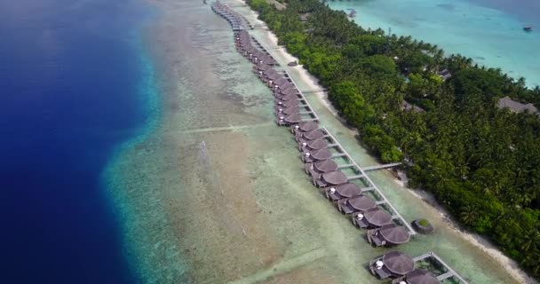 Luftaufnahme Der Insel Mit Bungalows Ufer Sommerszene Auf Den Bahamas — Stockvideo