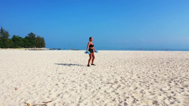 Frau Mit Bräune Beim Kurzhanteltraining Meeresnähe Sandstrand Der Insel Sommerfreizeitkonzept — Stockvideo