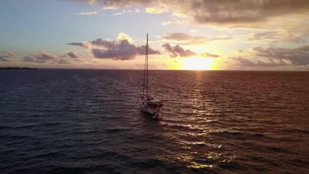 Zeilboot Bij Zonsondergang Bali Natuurlijke Omgeving — Stockvideo