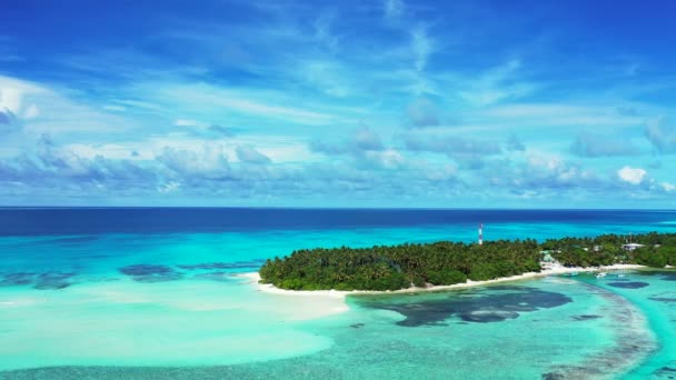 緑豊かな長い島と穏やかなターコイズブルーの海岸の空中ビュー バミューダ島へのエキゾチックな旅行 — ストック動画