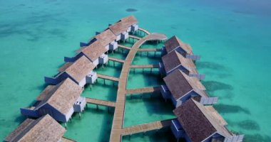 Tropik adadaki bungalovlar. Endonezya, Bali 'de yaz deniz manzarası.