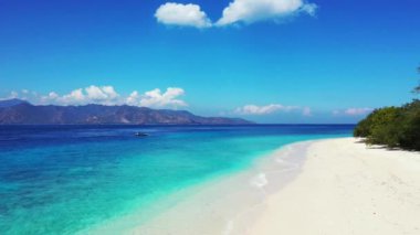 Yaz adasının turkuaz deniz kıyısı. Bali 'nin tropikal doğası.