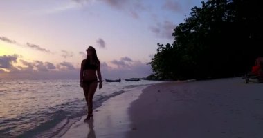 Sahilde yürüyen siluet kız görüntüleri.