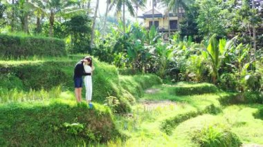 Gündüz vakti erkek arkadaşıyla birlikte tropikal adada doğanın tadını çıkaran genç bir kadının görüntüsü. Seyahat konsepti. 