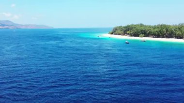 Arka planda tropik bir ada olan açık mavi denize bakıyorum. Endonezya, Bali 'ye seyahat.