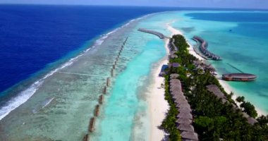 Tropikal ada boyunca dalgakıranların ve bungalovların en üst görüntüsü. Barbados, Karayiplere Seyahat.