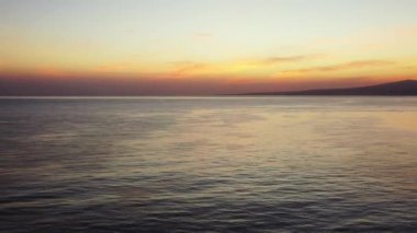 Denizde altın gibi gün batımı. Bali, Endonezya 'ya egzotik yaz gezisi. 