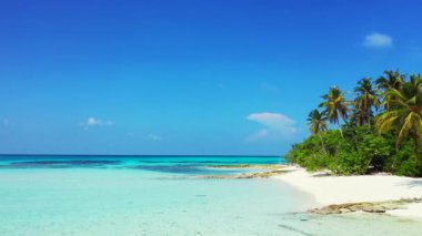 Ada sahilinde şeffaf su. Endonezya, Bali 'deki egzotik manzara.  