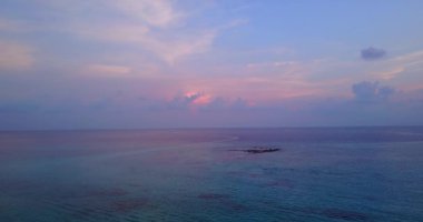 Deniz kenarında manyetik gün batımı. Endonezya, Bali 'de tropik tatil.    