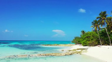 Beyaz kumlu bir ada kıyısı. Tayland, Asya 'da yaz tatili. 