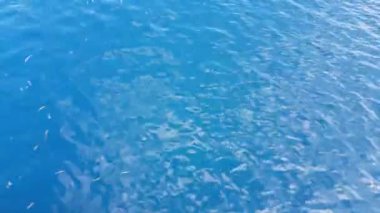 Dalgalı mavi deniz manzarası. Maldivler adalarında yaz tatili.