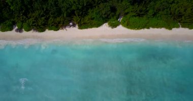 Sakin deniz dalgalarıyla kıyıya. Bali 'de deniz manzarası. 