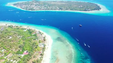 Deniz manzaralı ve adalı uçaklara bakıyorum. Dominik Cumhuriyeti, Karayipler 'de yaz manzarası.