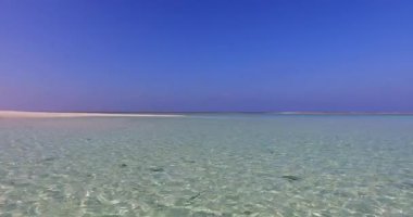 Gündüzleri sakin deniz manzarası. Güney Asya 'da Maldivler Tatili.