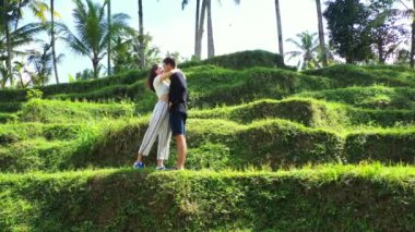 Genç ve güzel bir çift, tropikal adada tatilin tadını çıkarıyor. Yaz yolculuğu konsepti. 