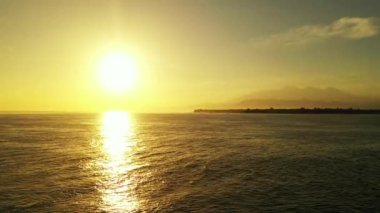 Deniz kenarında manyetik gün batımı. Endonezya, Bali 'ye yaz yolculuğu.