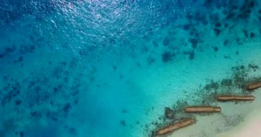 Parlak turkuaz deniz bölgesi. Bora Bora 'daki tropik cennet, Fransız Polinezyası.