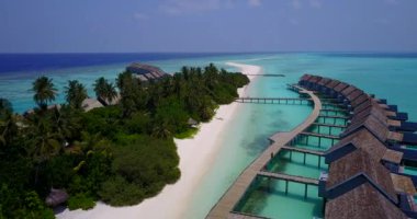 Konforlu bungalovlarıyla adanın üzerinde uçuyor. Koh Samui huzurlu sahne, Tayland.
