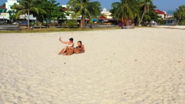 Güzel kızlar kumsalda dinleniyor 