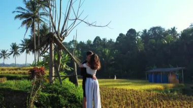 Pirinç tarlalarında öpüşen çiftin videosu.