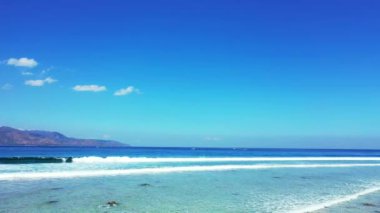 Sakin bir deniz manzarası. Barbados, Karayiplerin güneşli doğası. 