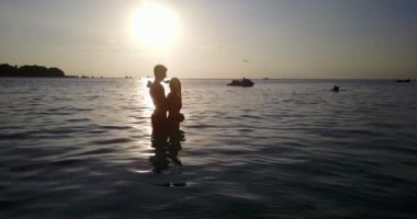 Tropik sahilde romantik bir çift.