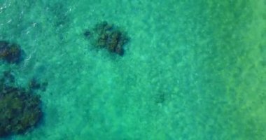 Deniz kıyısında sığ sularda. Malezya, Asya 'da yaz tatili.