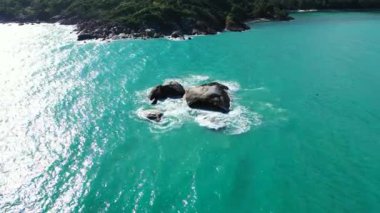 Dağlardaki kayalık sahil kıyısı. Tayland 'da egzotik tatil. 