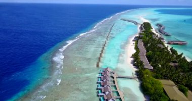 Konforlu bungalovlarıyla adanın üzerinde uçuyor. Koh Samui huzurlu sahne, Tayland.