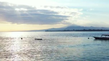 Akşamları arka planda dağlarla rıhtıma yanaştık. Bali 'de yaz tatili.