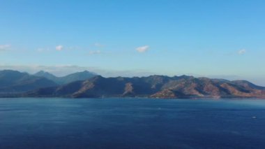 Gün batımından önce dağlı deniz manzarası. Avustralya, Okyanus Manzarası. 