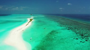Adanın etrafındaki canlı turkuaz deniz kenarı. Tayland 'da yaz mevsimi.  