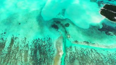 Tepeden canlı turkuaz deniz kenarı. Bali 'nin tropikal doğası.