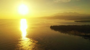 Deniz kenarının yumuşak alaca karanlık renkleri. Endonezya, Bali 'deki Doğa Manzarası.  