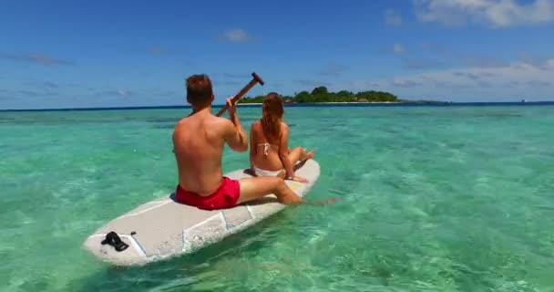 Tânărul Femeia Înoată Placa Surf Din Mare Cuplu Frumos Odihnindu — Videoclip de stoc