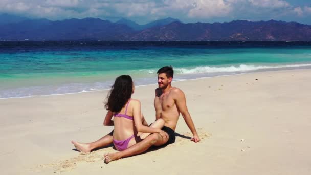 Vídeo Casal Uma Praia Areia Mulher Homem Sentado Frente Outro — Vídeo de Stock