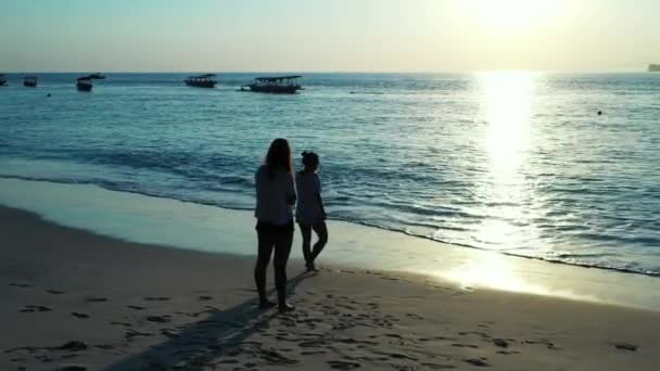 Belas Mulheres Jovens Praia Tropical Pôr Sol — Vídeo de Stock